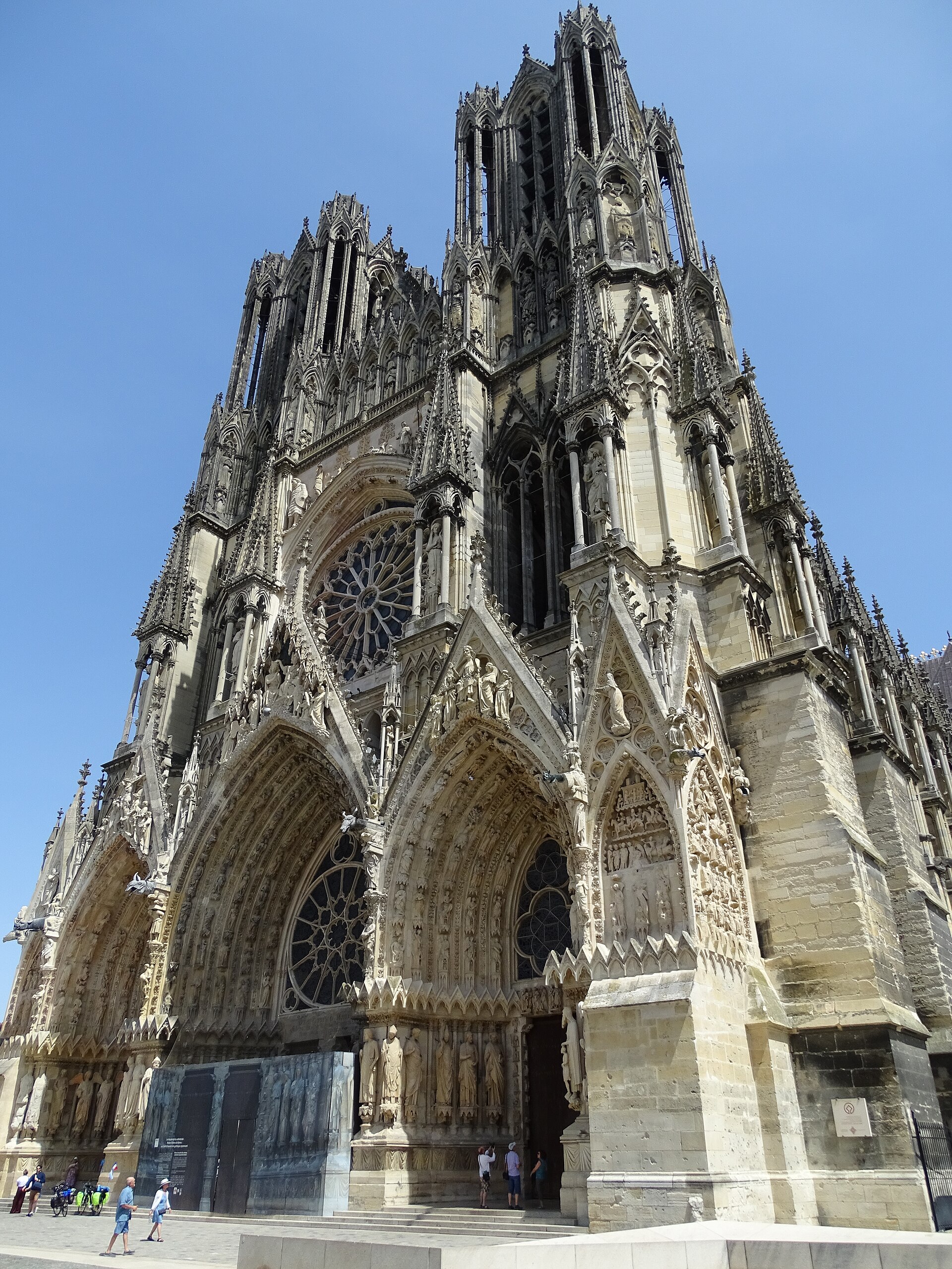 De rijk versierde westgevel van de kathedraal van Reims