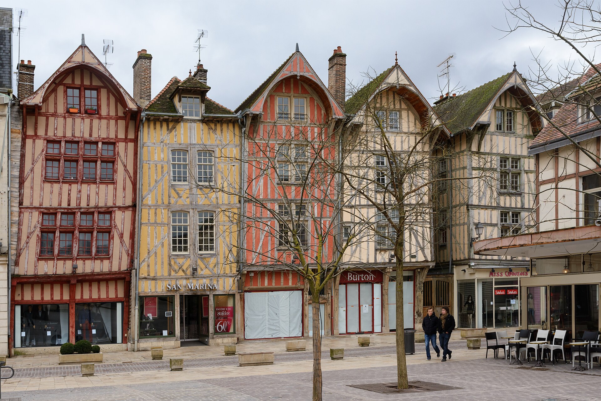 Kleurrijke vakwerkhuizen in de Rue Émile-Zola in Troyes